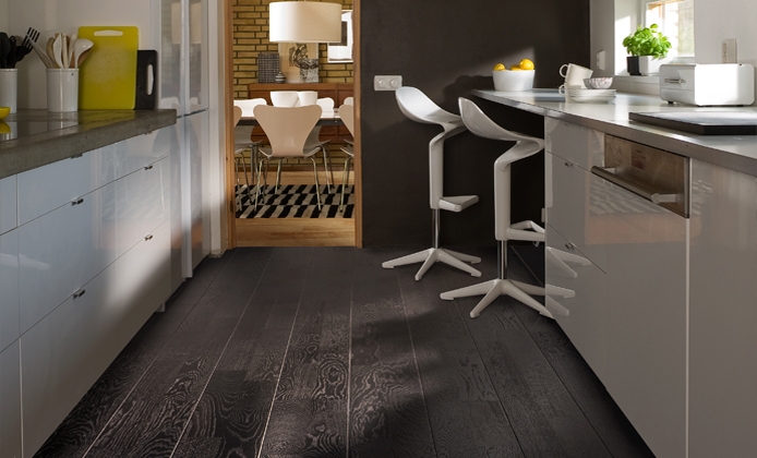 Паркетная доска Kahrs Дуб Шарколь Charcoal 2423×200×15 фото в интерьере